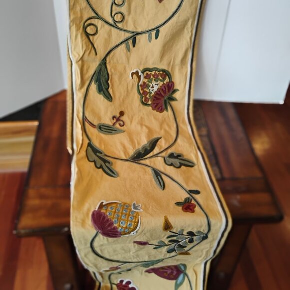 Williams Sonoma Crewel Table Runner 16"x108" Gold w/Burgundy Grapes Vines Floral - Picture 4 of 11